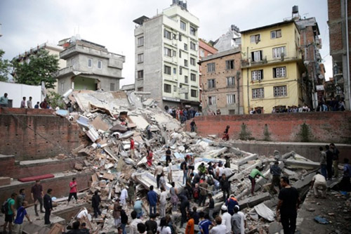 Lực lượng cứu hộ tìm kiếm nạn nhân bị chôn vùi trong tòa tháp cổ sau động đất.