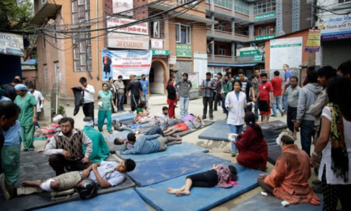 Các nạn nhân của trận động đất nằm la liệt trên đường phố.