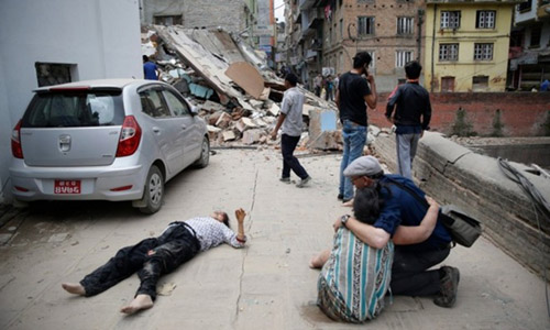 Các thi thể đang được kéo ra từ đống đổ nát tại những toà nhà sập ở Kathmandu.