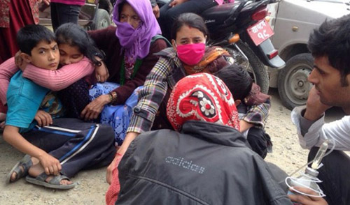 Chính phủ Nepal đã ban bố tình trạng khẩn cấp tại các khu vực bị động đất tàn phá và kêu gọi sự hỗ trợ nhân đạo quốc tế.
