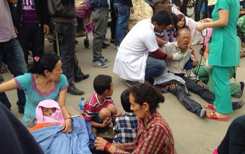 Thiên tai gây ra cảnh hỗn loạn tại thủ đô của Nepal. Nhiều nạn nhân bị thương la khóc vì đau đớn.