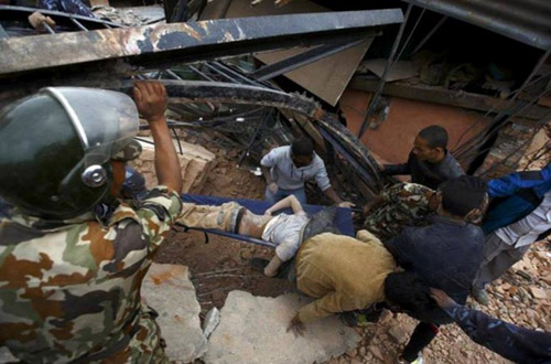 'Đội cứu hộ nỗ lực để cứu các nạn nhân. Tuy nhiên, chúng tôi không rõ liệu bao nhiêu người còn mắc kẹt', Dinesh Acharya, một phát ngôn viên lực lượng cảnh sát của thành phố Kathmandu nói.
