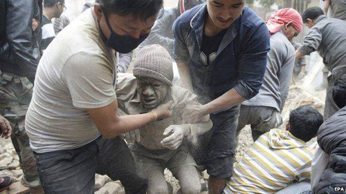 Một nạn nhân được kéo thoát khỏi đống đổ nát sau động đất ở thủ đô Nepal.