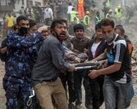 Động đất ở Nepal: Xác chết liên tục được kéo ra từ đống đổ nát