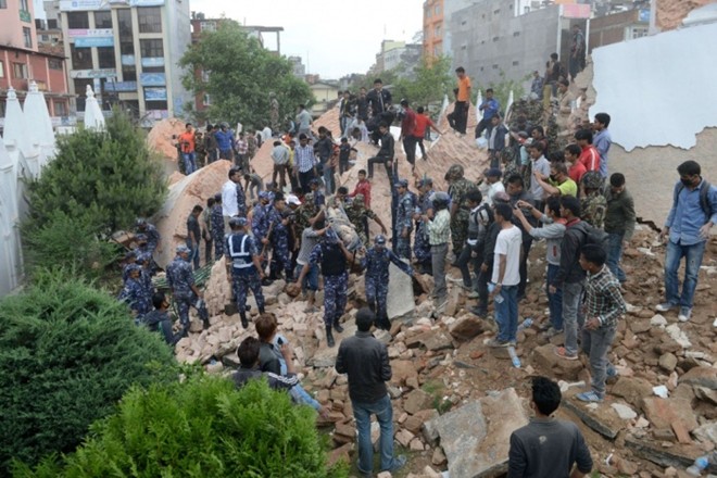 Lực lượng cứu hộ nỗ lực giải cứu các nạn nhân mắc kẹt trong đống đổ nát sau khi trận động đất mạnh 7,9 độ Richter xảy ra tại Nepal hôm 25/4.
