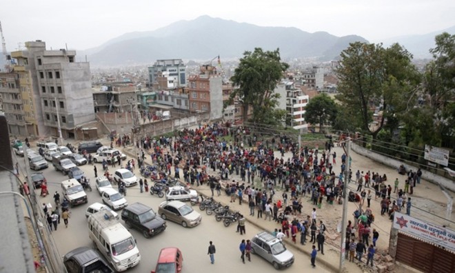 Người dân trong thành phố tập trung bên ngoài một quảng trường sau khi trận động đất xảy ra.
