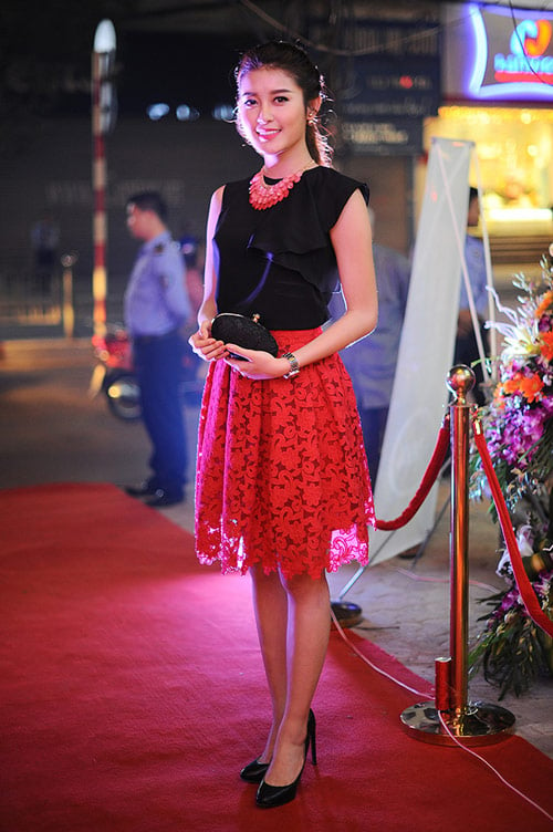 Cũng là khách mời tại event này, Á hậu Huyền My kết hợp gam đỏ của chân váy ren với áo đen không tay mềm mại.