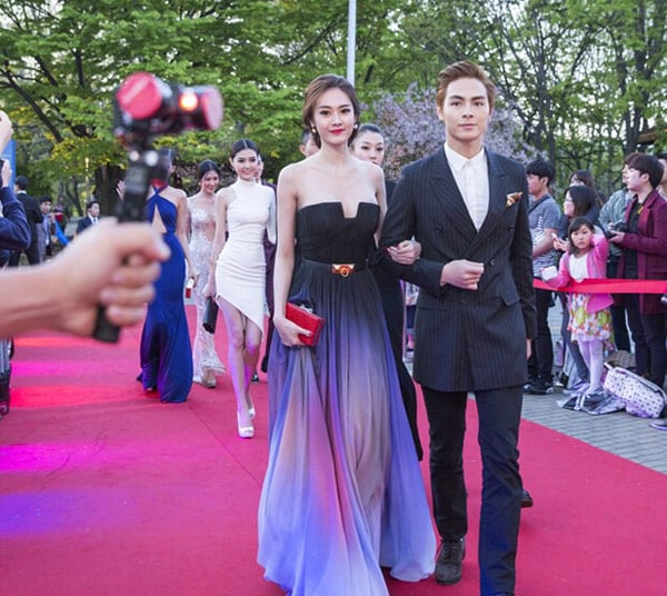 Linh Chi lộng lẫy trong mẫu đầm ombre lạ mắt với vẻ đẹp bay bổng, ngọt ngào trên thảm đỏ 'Liên hoan Người mẫu châu Á 2015' tại Hàn Quốc.