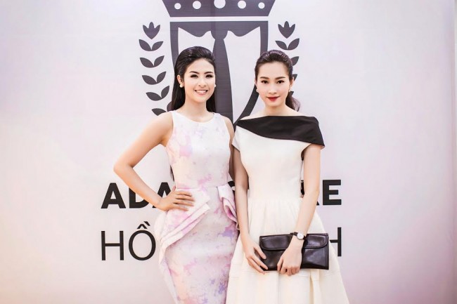 Tới chúc mừng Hoa học Ngọc Hân khai trương một cửa hàng thời trang tại TP.HCM, Hoa hậu Thu Thảo mặc chiếc đầm đen trắng lệch vai đầy thanh lịch.