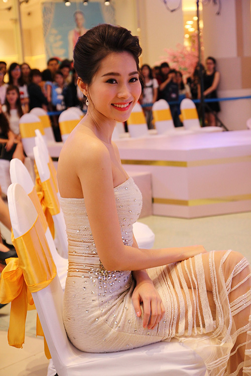 Vẻ đẹp rạng rỡ của Hoa hậu Thu Thảo.