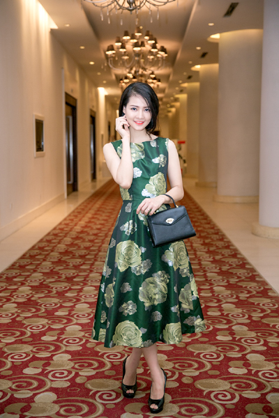 Xuất hiện tại một sự kiện trong tuần qua, Hoa hậu Thể Thao 2007 Trần Thị Quỳnh trẻ trung thanh lịch trong chiếc váy hoa màu xanh nhã nhặn.