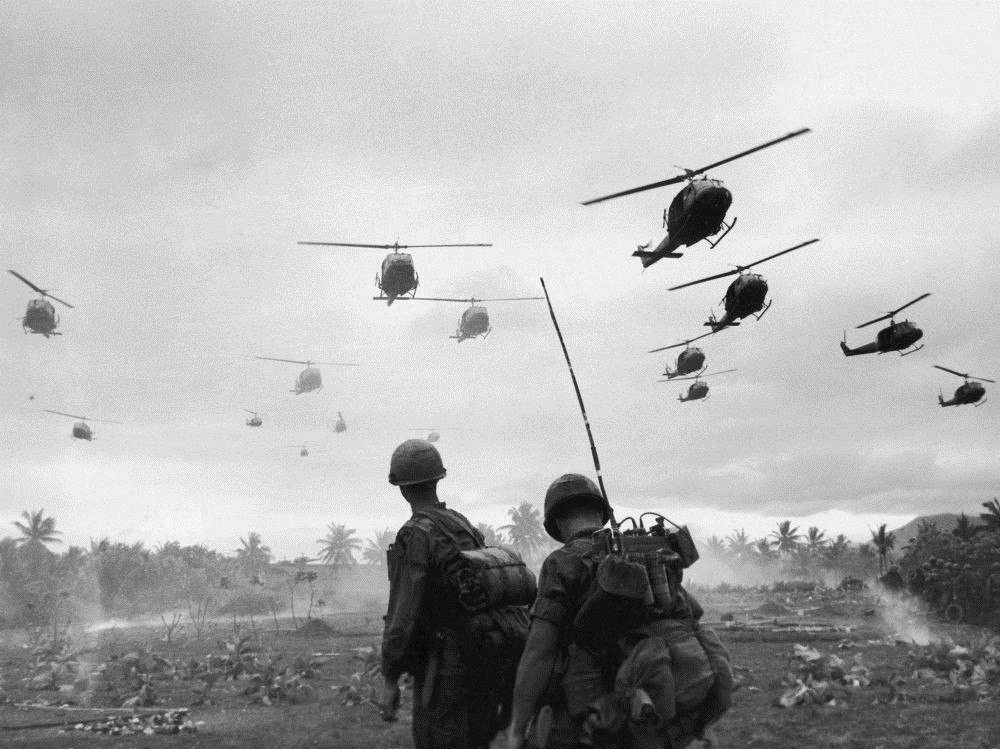 Trực thăng của quân đội Mỹ càn quét qua một khu vực ở miền bắc Việt Nam. Sấm Rền hay còn gọi là Chiến tranh phá hoại miền bắc lần thứ nhất là chiến dịch ném bom dài nhất do Không quân Mỹ thực hiện kể từ Chiến tranh Thế giới II.