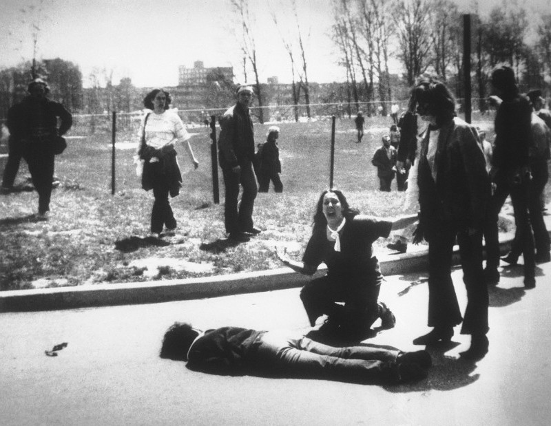 Ngày 4/5/1970, Vệ binh Quốc gia Mỹ bắn vào đám đông phản đối chiến tranh Việt Nam tại Đại học Kent, bang Ohio khiến 13 người thương vong. Sự kiện này thổi bùng phong trào biểu tình và bạo động phản đối chiến tranh ở các vùng khác của nước Mỹ trong suốt tháng 5.