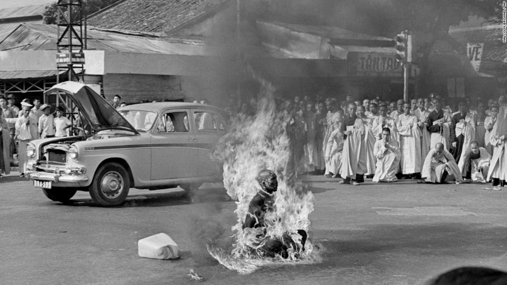 Tháng 6/1963, nhà sư Thích Quảng Đức tự thiêu trên một tuyến phố ở Sài Gòn nhằm phản đối các chính sách phân biệt đối xử nhằm vào Phật giáo.