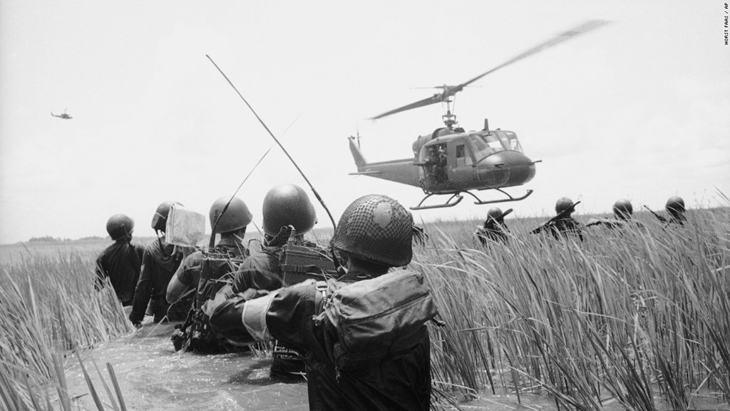 Lính VNCH chuẩn bị lên trực thăng Mỹ sau một cuộc lùng bắt ở đồng bằng sông Cửu Long tháng 10/1964.
