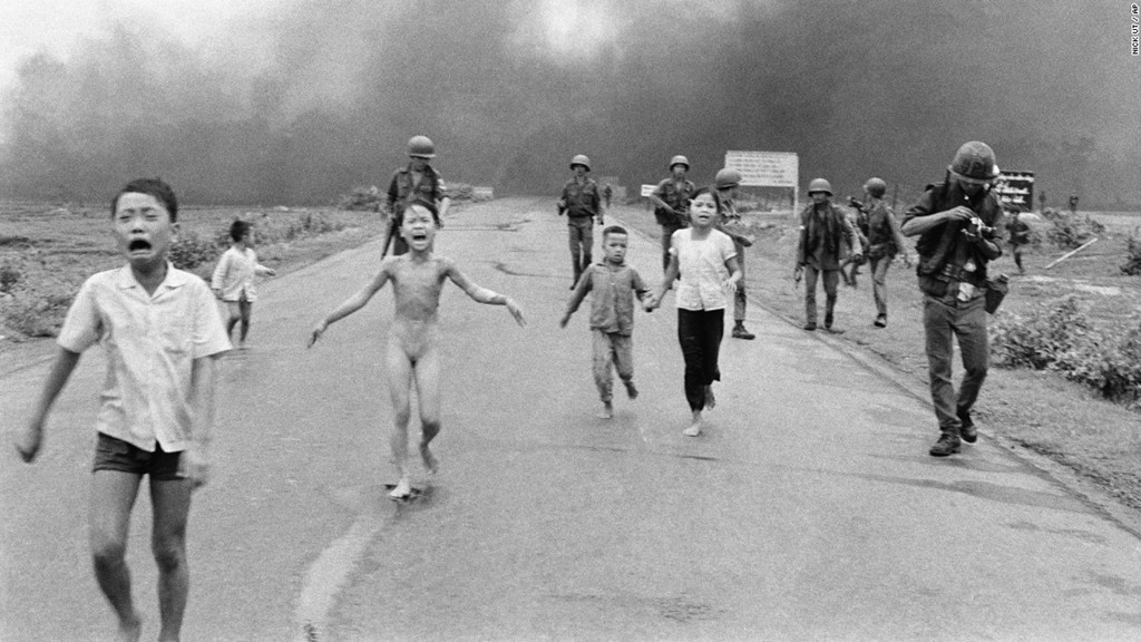 Bức ảnh 'Em bé Napalm' nổi tiếng thế giới. Tháng 6/1972, Không lực Việt Nam Cộng hòa thả một quả bom Napalm xuống khu vực đầy binh lính và thường dân. Bom đốt cháy quần áo, gây bỏng nặng cho cô bé ở trung tâm bức ảnh. Ảnh: AP
