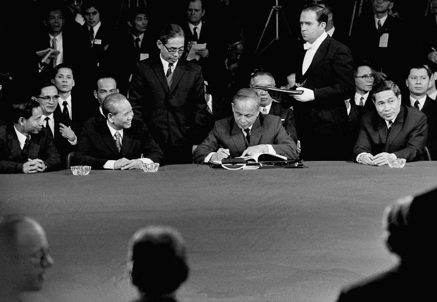 Sau hàng loạt thất bại liên tiếp ở Việt Nam, Mỹ buộc phải ngồi vào bàn đàm phán Paris. Theo Hiệp định ngày 27/1/1973, Washington buộc phải rút toàn bộ quân khỏi Việt Nam trong tháng 3 cùng năm.