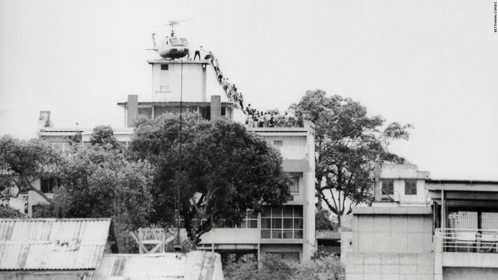 Thiếu sự hỗ trợ của Mỹ, quân đội Việt Nam Cộng hòa nhanh chóng bị quân Giải phóng đánh bại trên các mặt trận. Ngày 29/4/1975, nhân viên CIA hỗ trợ sơ tán trên nóc tòa nhà gần đại sứ quán Mỹ ở Sài Gòn.