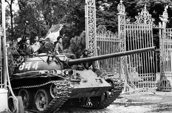 Ngày 30/4/1975, miền Nam Việt Nam hoàn toàn được giải phóng. Non sông Việt Nam quy về một mối sau 21 năm chia cắt.