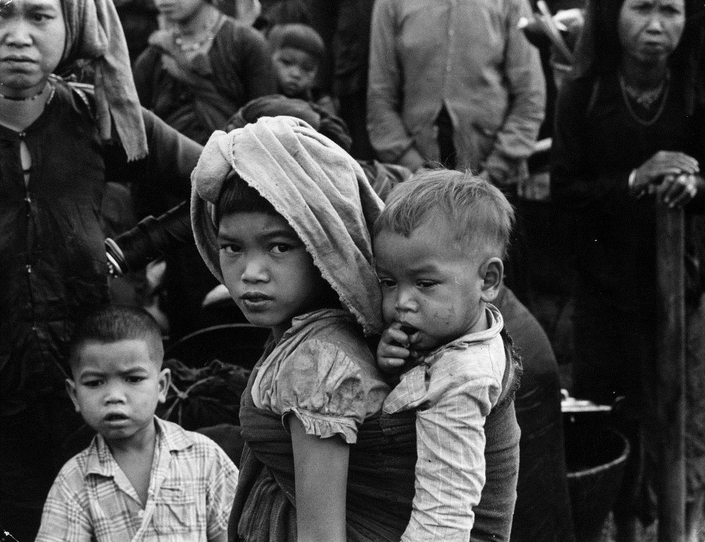 Những đứa trẻ Việt Nam là nạn nhân chiến tranh.