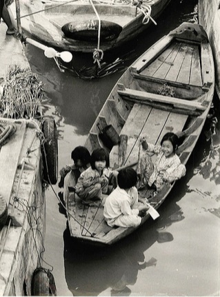 Những đứa trẻ vui đùa trên thuyền ở một dòng kênh tại Sài Gòn, ngày 3/10/1965.Cảnh ngộ của nhiều em nhỏ trong cuộc chiến tranh tại Việt Nam (giai đoạn 1955-1975) được miêu tả chân thực qua những bức ảnh của phóng viên chiến trường. Ảnh: AP