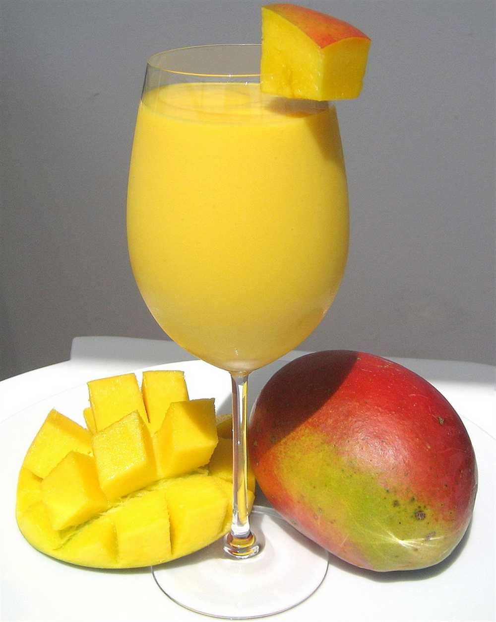 Sinh tố xoài là đồ uống chứa nhiều vitamin C và đây là một đồ uống giải khát được rất nhiều người yêu thích.