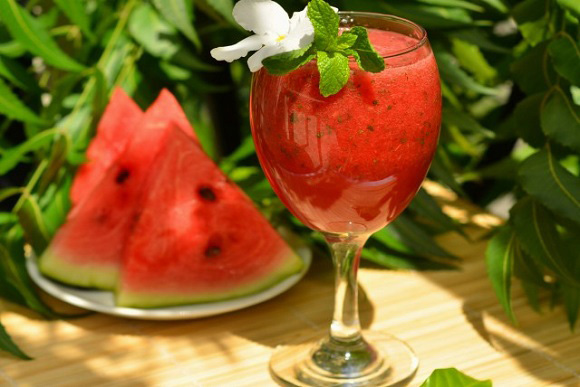 Dưa hấu là loại trái cây có nhiều vào mùa hè và có thể dùng để làm sinh tố hay nước ép màu đỏ hấp dẫn. Xay dưa hấu đỏ cùng sữa chua, bạn sẽ có cốc đồ uống mùa hè tuyệt ngon.