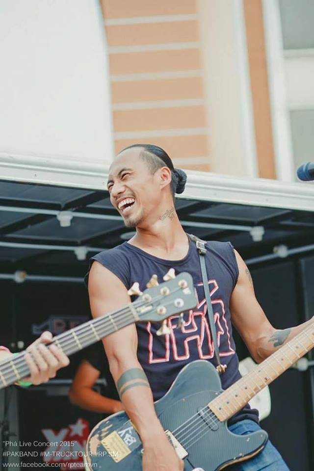 Phạm Anh Khoa cười 'thả ga' trong khi luyện tập cho chương trình nhạc rock, diễn ra sắp tới.
