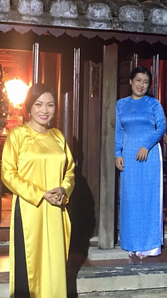 Phương Thanh e ấp trong tà áo dài, cùng nghệ sỹ Thanh Thủy (áo dài xanh).