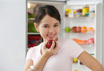 Đặc biệt là mùa hè mỗi khi đi nắng hay nóng về bạn thường mở tủ lạnh và ăn hoa quả có sẵn trong đó mà không để ý xem đã được rửa sạch hay chưa