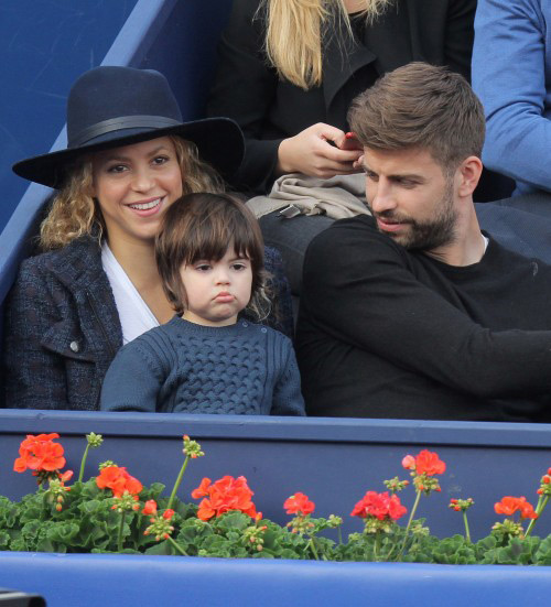Một ngày sau trận thắng 2-0 của Barca trước Espanyol hôm 25/4, Pique cùng bạn gái Shakira đưa cậu con trai đầu lòng Milan tới xem một trận đấu thuộc giải quần vợt Barcelona mở rộng.