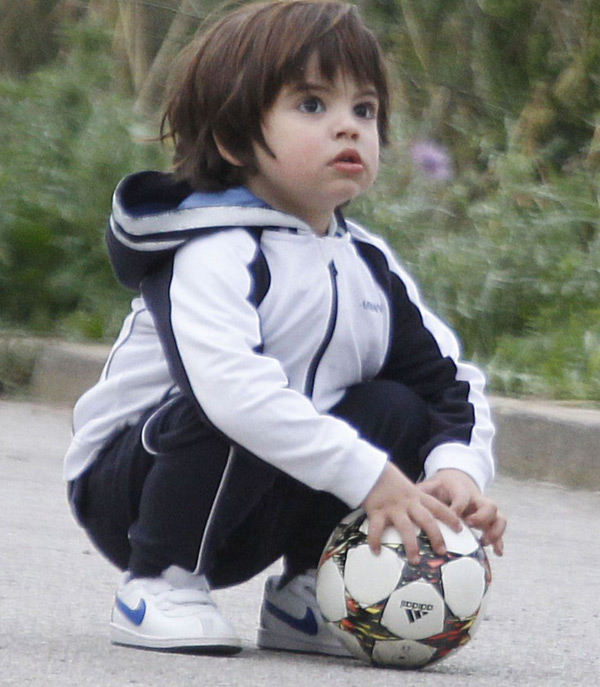 Cậu nhóc Milan thích thú đá bóng trên một góc phố yên bình gần nhà tại Barcelona.