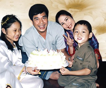 Dù là một đôi 'rổ rá cạp lại' nhưng cuộc sống hôn nhân của diễn viên Lê Tuấn Anh và danh hài Hồng Vân rất hạnh phúc.