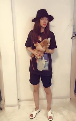 Sau hàng loạt hình ảnh nóng bỏng chụp cùng trai lạ, Angela Phương Trinh đã trở lại với hình ảnh gái 'ngoan' với cách ăn mặc giản dị, thông thường.