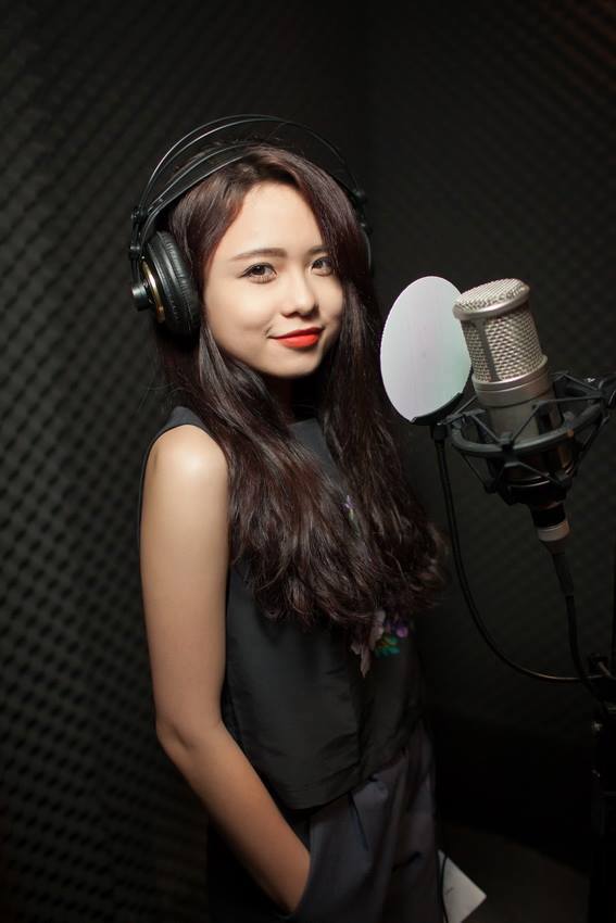 Người hâm mộ thích thú với hình ảnh Thái Trinh tạo dáng thu âm bản nhạc. Trong khoảng thời gian gần đây, nữ ca sỹ dường như ít xuất hiện hơn trên các sân khấu ca nhạc.