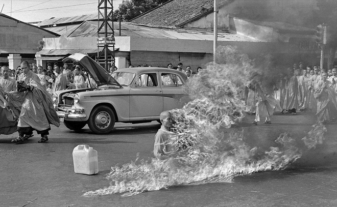 Hòa thượng Thích Quảng Đức ngày 11/6/1963 tự biến mình thành một ngọn đuốc sống tại một ngã tư đông đúc ở Sài Gòn, nhằm phản đối sự đàn áp Phật giáo của chính quyền Việt Nam Cộng hòa. Bức ảnh của phóng viên Mỹ Malcolm Browne đoạt giải Ảnh Báo chí Thế giới năm 1963.