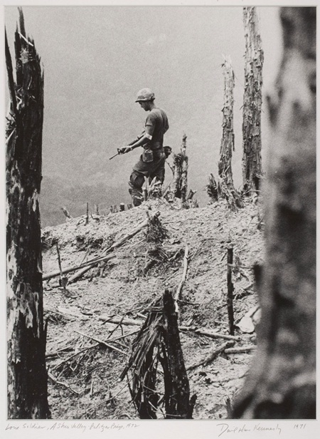 Phóng viên Mỹ David Hume Kennerly năm 1972 giảnh giải Pulitzer khi ghi lại hình ảnh một lính Mỹ tại một ngọn đồi, thể hiện sự cô độc và tiêu điều của chiến tranh năm 1971.