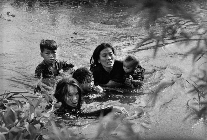 Bà mẹ Việt Nam cùng các con vượt sông để tránh bom Mỹ tại Bình Định là tác phẩm của phóng viên người Nhật Kyoichi Sawada năm 1965. Tác phẩm được World Press Photo (WPP), tổ chức có trụ sở tại Hà Lan, chọn là Ảnh báo chí thế giới của năm.