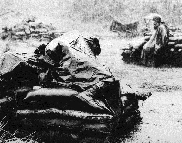 Toshio Sakai, phóng viên Nhật, ghi lại hình ảnh một lính Mỹ nằm nghỉ trong cơn mưa tầm tã ở chiến trường miền Nam Việt Nam trong khi đồng đội thức canh gác. Cả hai đều mặc áo mưa để tránh nước và kiến rừng. Bức ảnh được chụp ngày 17/6/1967 và đạt giải Pulitzer năm 1968.