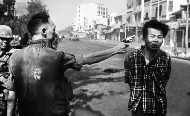 Phóng viên Mỹ Eddie Adams ghi lại cảnh tượng Thiếu tướng Nguyễn Ngọc Loan, Giám đốc Nha An ninh Quân đội Việt Nam Cộng hòa, cầm súng bắn vào đầu chiến sĩ quân Giải phóng Nguyễn Văn Lém ngày 1/2/1968. Bức ảnh được giải Ảnh Báo chí Thế giới năm 1968 và giải Pulitzer năm 1969.