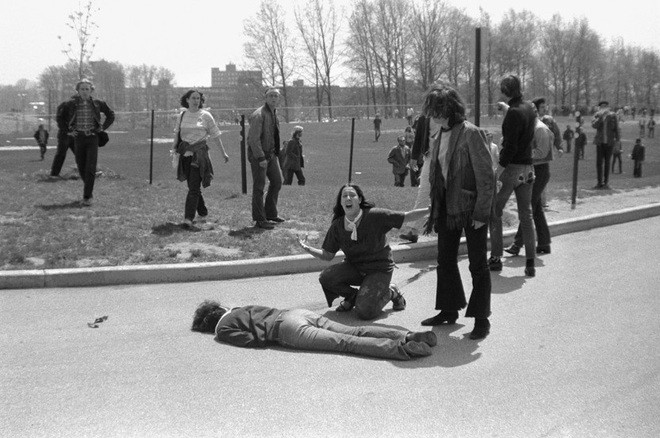 Mary Ann Vecchio gào khóc bên cạnh xác của một sinh viên tại Đại học Kent, bang Ohio, ngày 4/5/1970. Vệ binh quốc gia Mỹ đã xả súng vào đám người biểu tình chống chiến tranh Việt Nam trong trường, làm 4 người thiệt mạng. Bức ảnh mang lại cho nhiếp ảnh gia John Filo giải Pulitzer năm 1970.