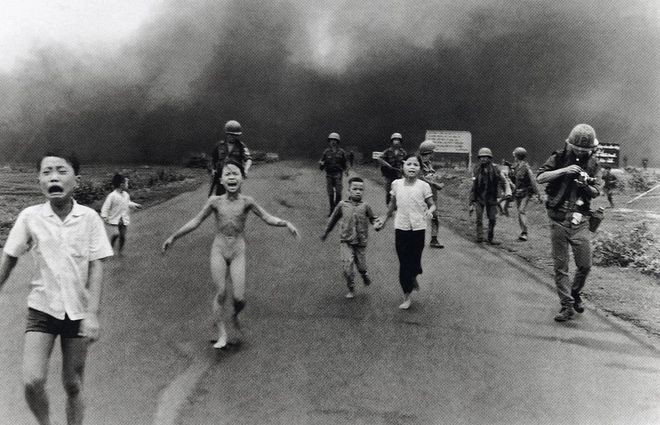 Bức ảnh cô bé 9 tuổi Phan Thị Kim Phúc bị cháy hết quần áo, chạy trốn bom napalm trên con đường ở Trảng Bàng, Tây Ninh ngày 8/6/1972 trở thành một trong những hình tượng ám ảnh nhất của Chiến tranh Việt Nam. Tác giả Nick Út được trao giải Pulitzer và bức ảnh được chọn làm Ảnh Báo chí Thế giới năm 1972. Tạp chí New Statesman của Anh năm 2010 bình chọn đây là ảnh thời sự ấn tượng nhất mọi thời đại.