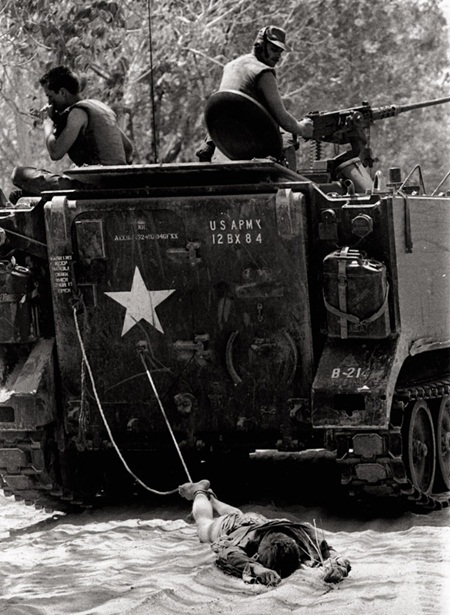 Ngày 24/2/1966, xe thiết giáp của quân đội Mỹ kéo lê thi thể của một chiến sĩ quân Giải phóng để đem đến chỗ chôn. Chiến sĩ hy sinh trong cuộc tấn công ác liệt của nhiều tiểu đoàn Giải phóng quân nhằm vào lực lượng Mỹ và Australia tại trận Long Tân, phía nam Vũng Tàu, ngày 18/8/1966. Bức ảnh này cũng do Sawada chụp và được WPP vinh danh là Ảnh Báo chí Thế giới của năm.