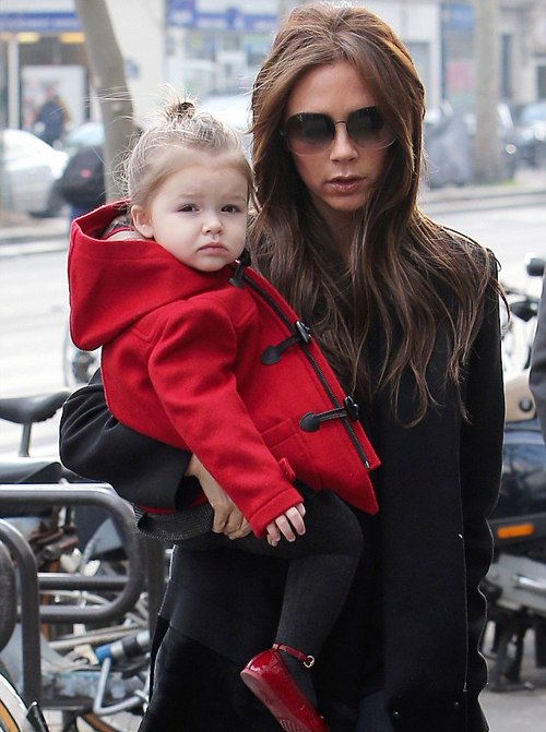 Harper sành điệu đi đôi giày Gucci đỏ170 bảng ton sur ton với áo khoác khi dạo phố Paris cùng mẹ tuần trước.