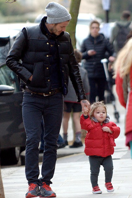 Harper kết hợp áo khoác đỏ với giày đỏ khi đi chơi với bố.