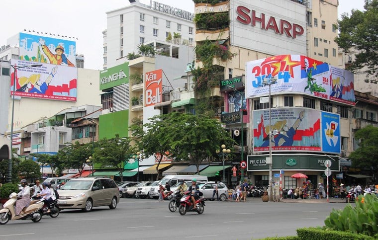 Hơn 3.500 pano tuyên truyền, cổ động... với những hình ảnh sôi động, khí thế đầy hào hùng về chiến thắng lịch sử 30/4, non sông liền một dải... được đặt trang trọng khắp các tuyến đường từ nông thôn đến thị thành ở TP HCM.