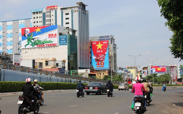 Cửa ngõ vào trung tâm TP HCM (cầu vượt Hàng Xanh) rực rỡ màu sắc ngày chiến thắng lịch sử 30/4.