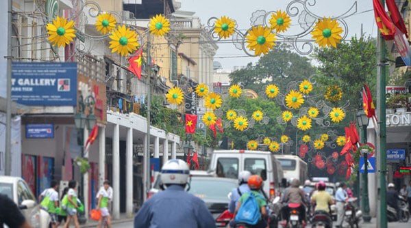 Phố Tràng Tiền cùng nhiều tuyến phố khác cũng được trang trí những bông hoa đầy màu sắc.