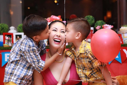 Cả gia đình Hoa hậu Hà Kiều Anh vẫn luôn dành thời gian cho nhau, con trai của chồng cũng về nước đi du lịch cùng gia đình mỗi năm.