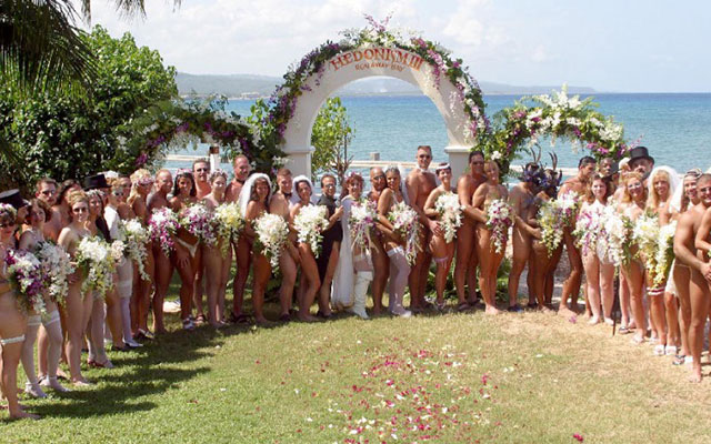 Vào ngày Valentine năm 2003, 29 đôi uyên ương đã trao lời thề của mình tại đám cưới khỏa thân lớn nhất thế giới được tổ chức tại khu nghỉ mát Hedonism III ở Jamaica. Thậm chí khách sạn tại đây còn tuyên bố cung cấp mọi thứ miễn phí cho 29 cặp tình nhân.